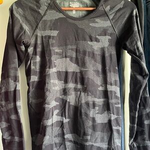 Athleta camo long sleeve top XS
